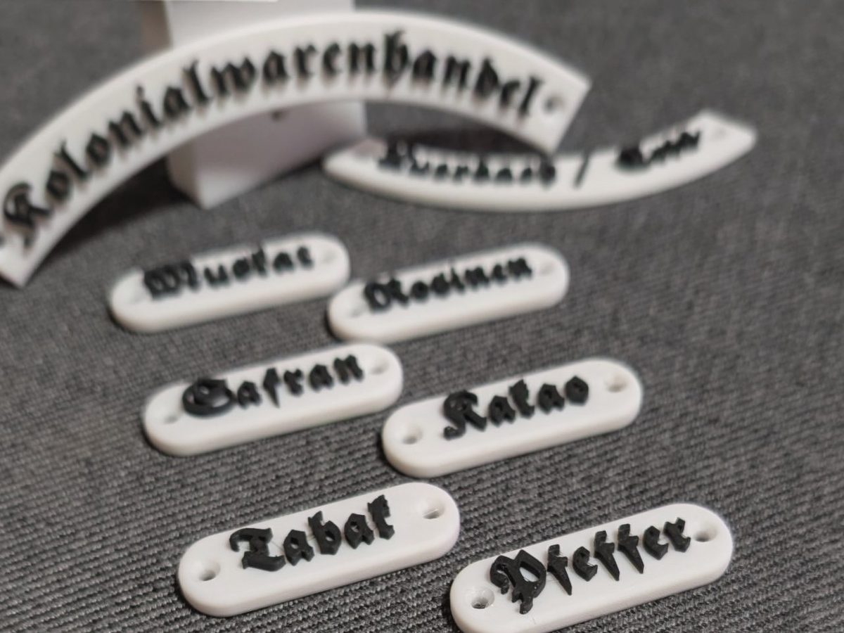 3D-gedruckte Schilder in altdeutscher Schrift
